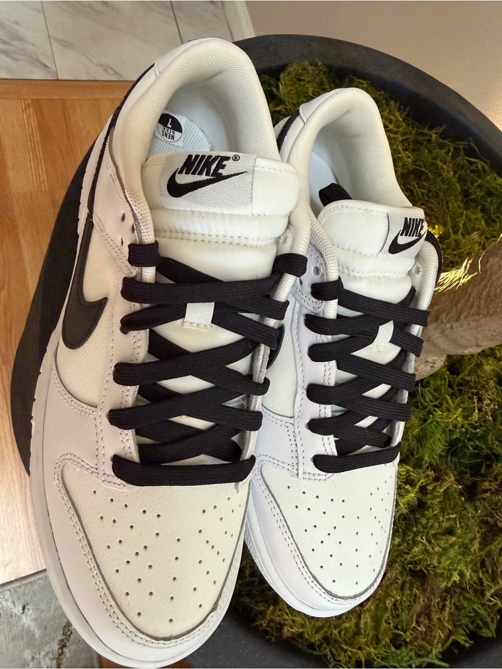 Nike dunk low 🌟 they are New, there is not decoloration of the white just light